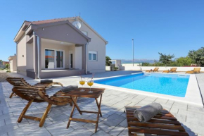 Fjaka holiday home